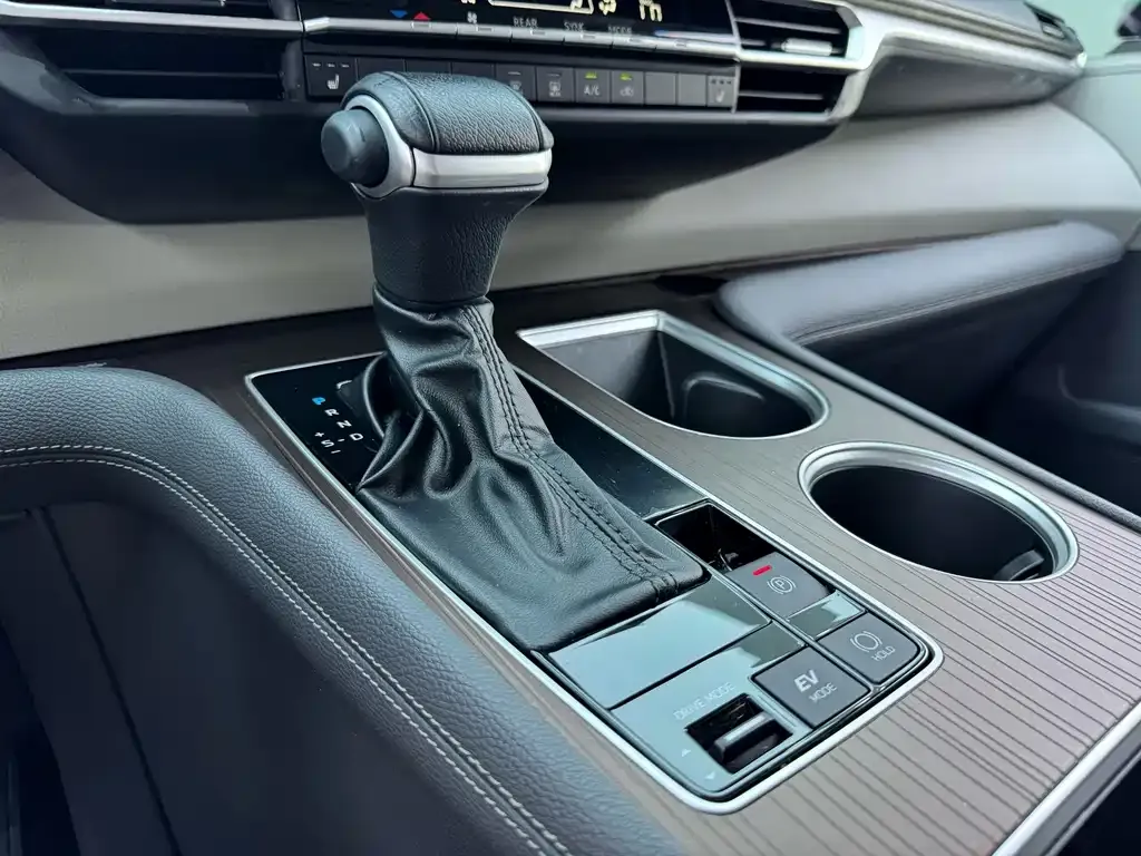 Toyota Granvia — фото 7