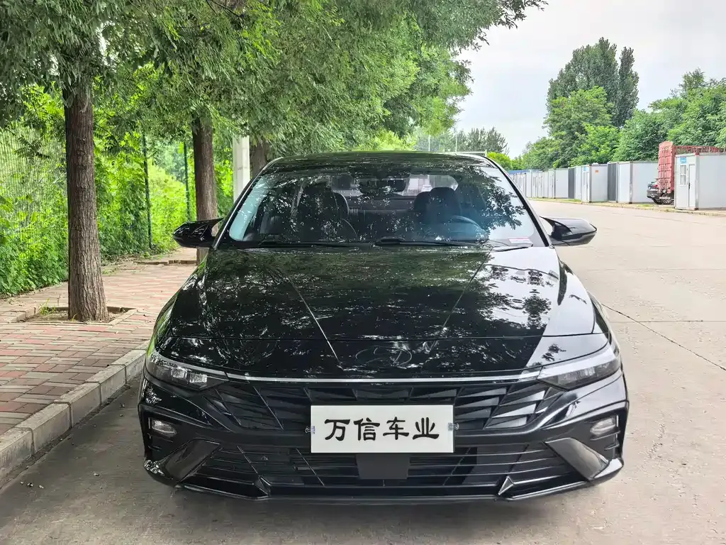 Hyundai Elantra — фото 1