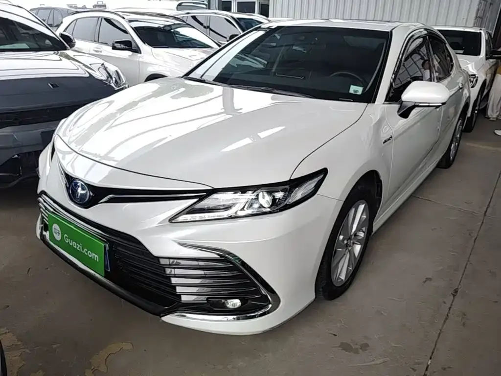 Toyota Camry — фото 1