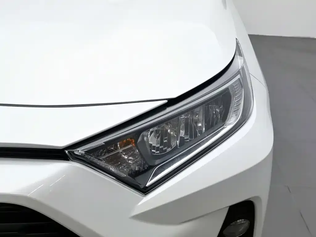 Toyota RAV4 — фото 8