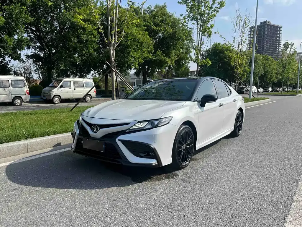 Toyota Camry — фото 1