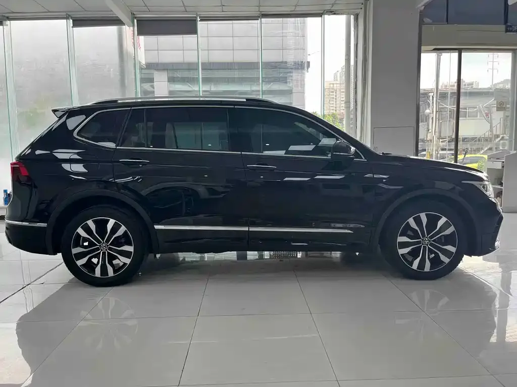 Volkswagen Tiguan L — фото 2