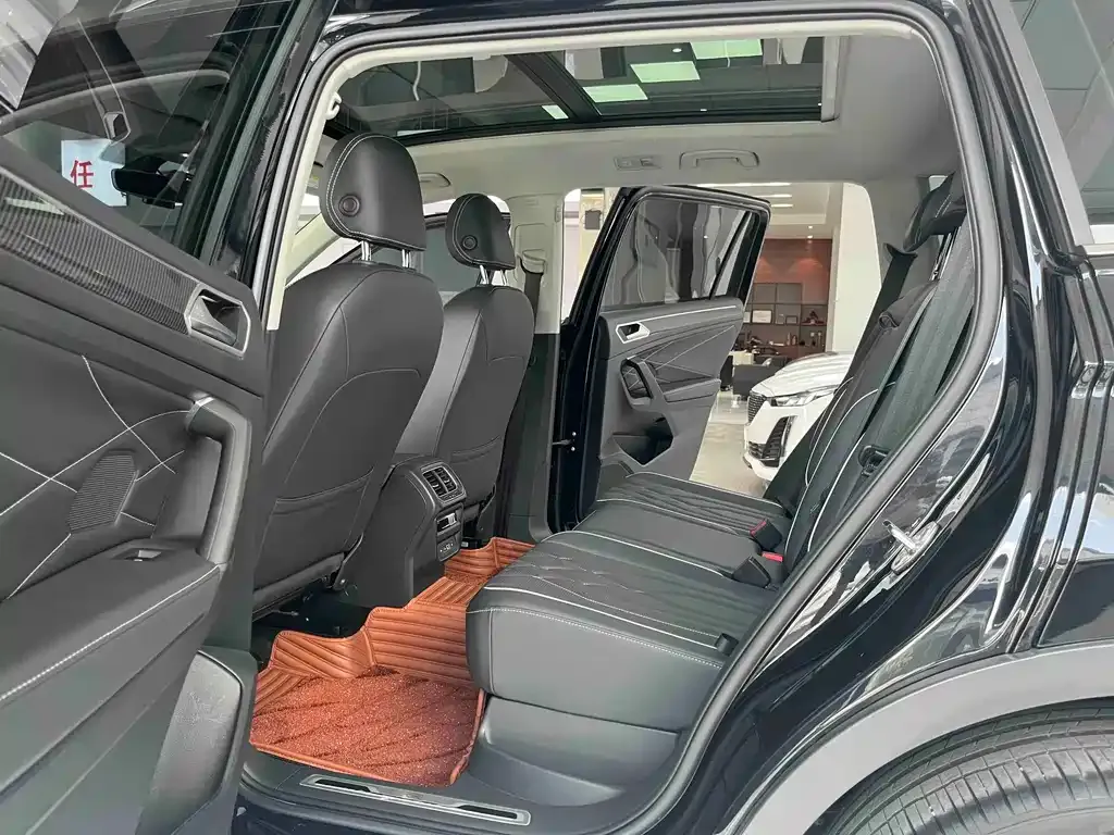 Volkswagen Tiguan L — фото 8