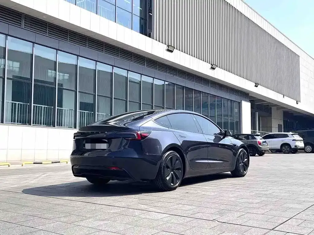 Tesla Model 3 — фото 9