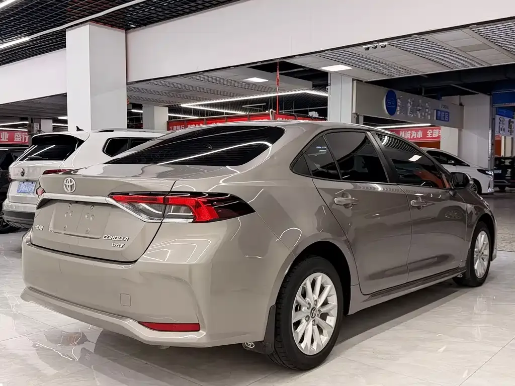 Toyota Corolla — фото 10