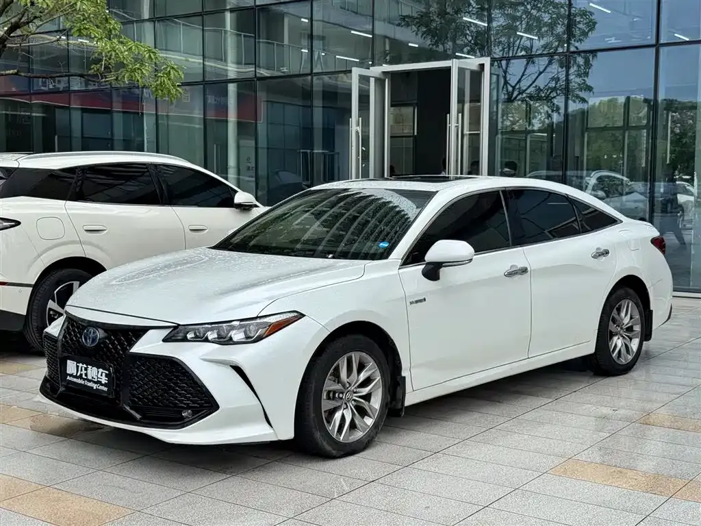 Toyota Avalon — фото 1