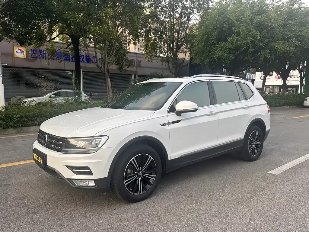 Volkswagen Tiguan L — фото 1