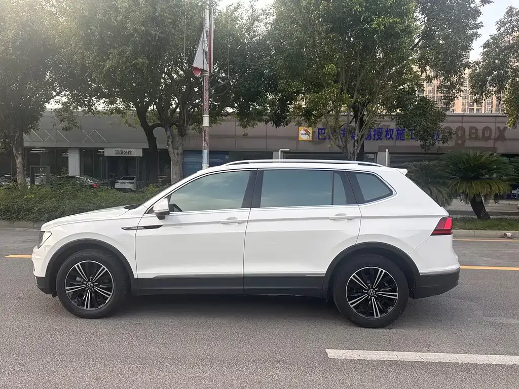 Volkswagen Tiguan L — фото 10