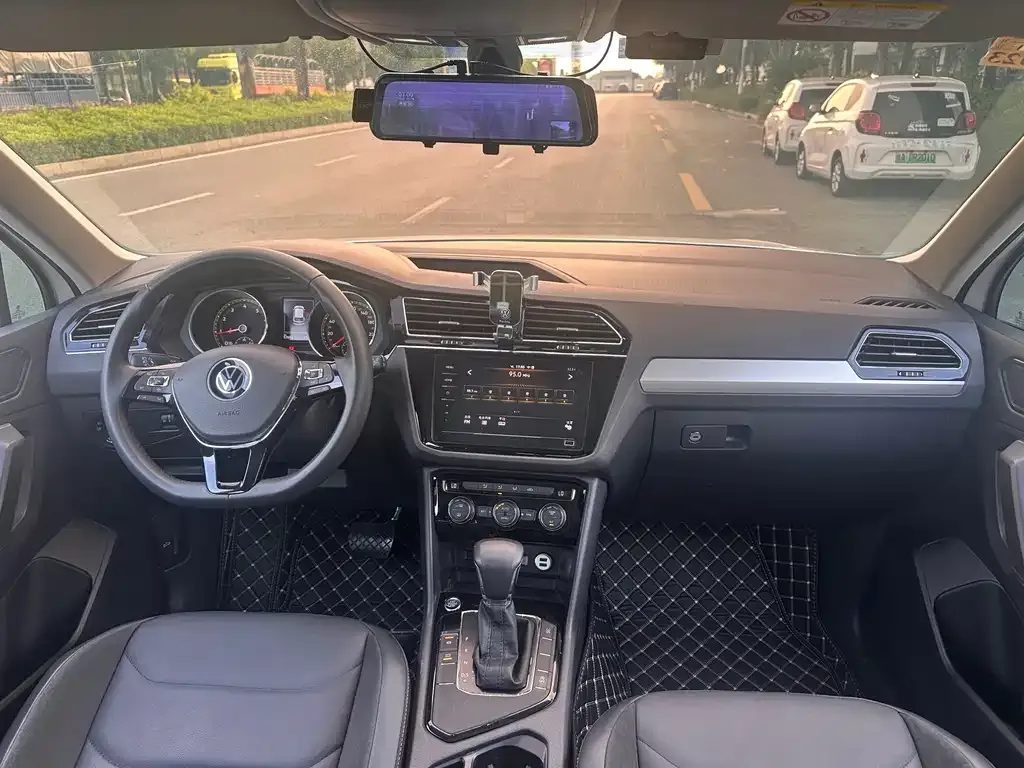 Volkswagen Tiguan L — фото 4