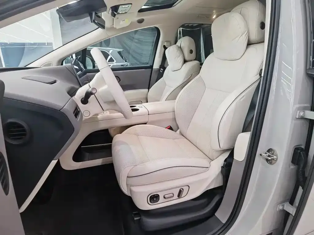 Li Auto i8 — фото 9
