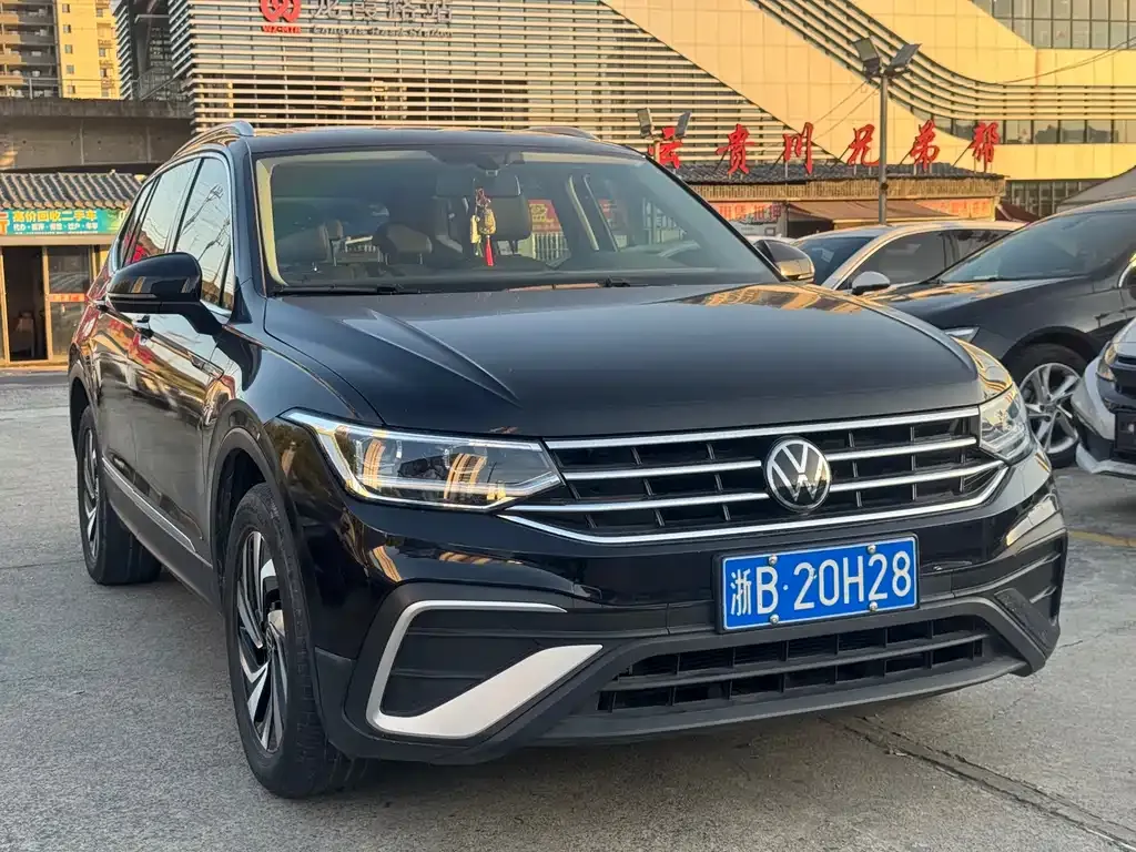 Volkswagen Tiguan L — фото 1