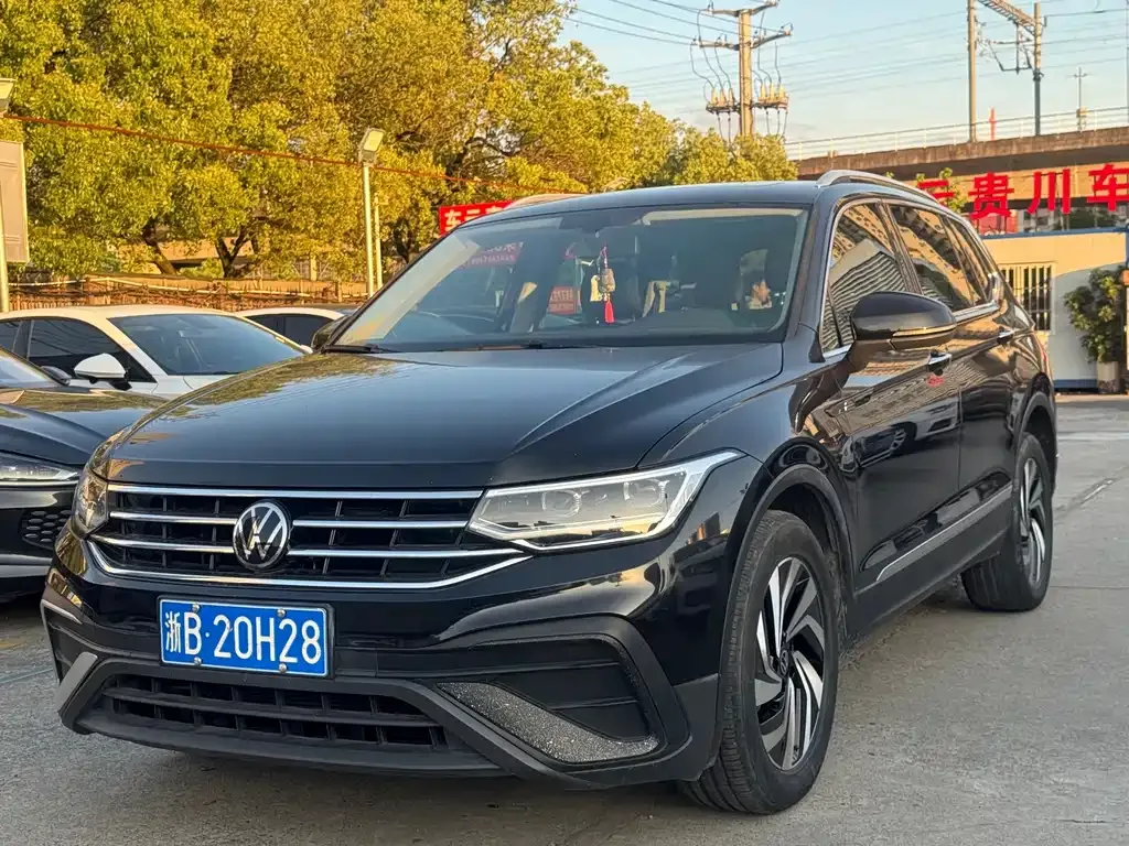Volkswagen Tiguan L — фото 10