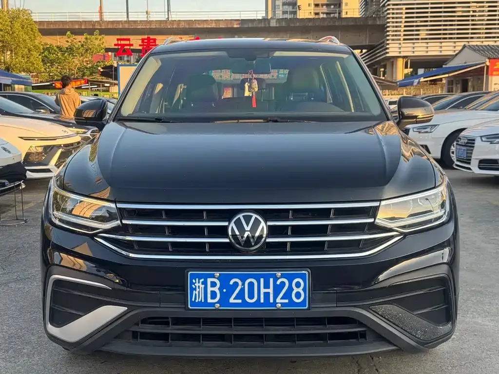 Volkswagen Tiguan L — фото 4