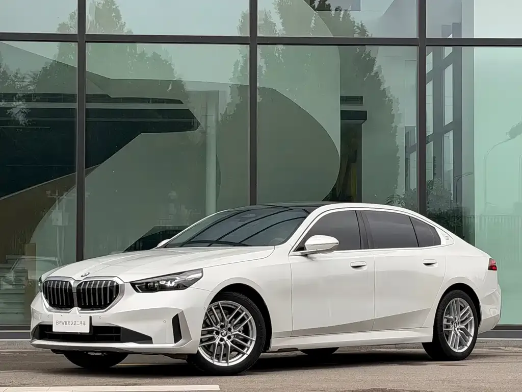 BMW 5 Series — фото 1