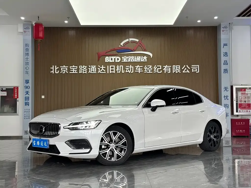 Volvo S60 — фото 1