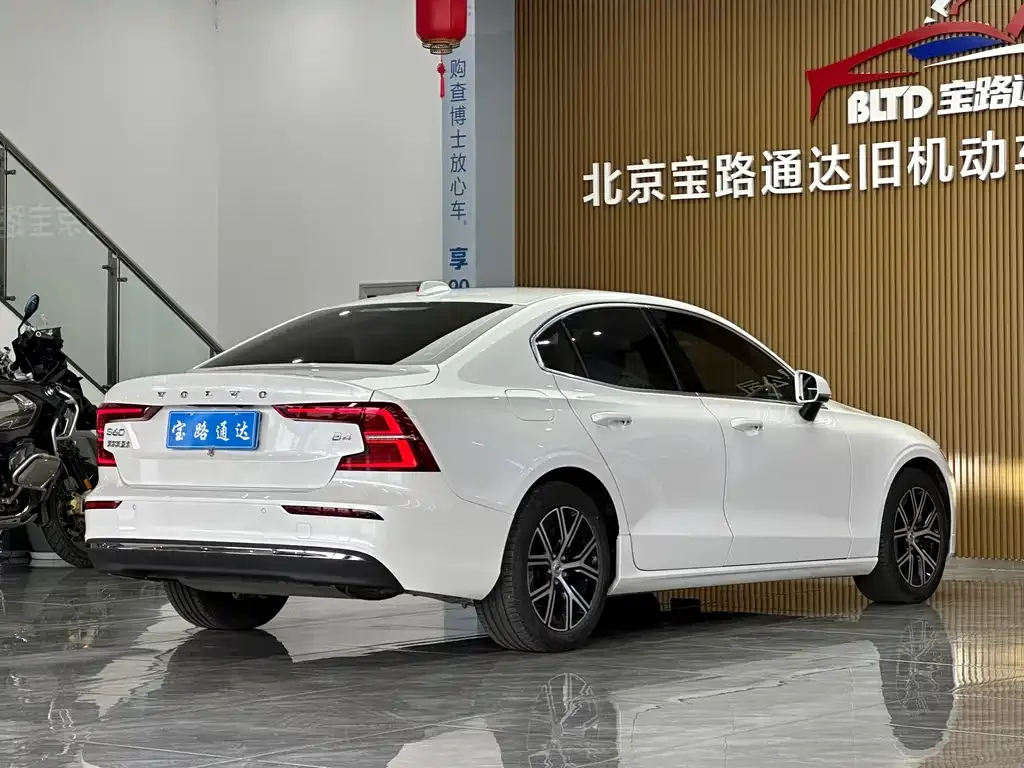 Volvo S60 — фото 10