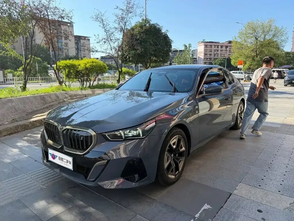 BMW i5