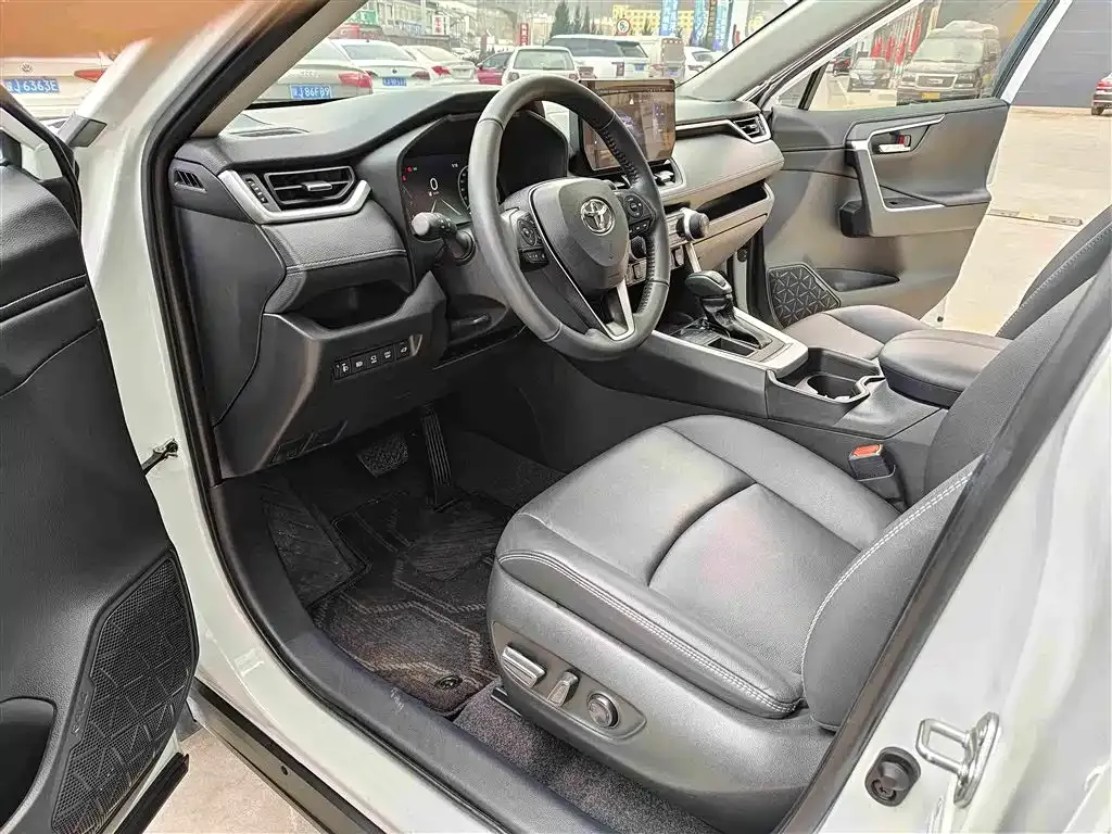 Toyota RAV4 — фото 8