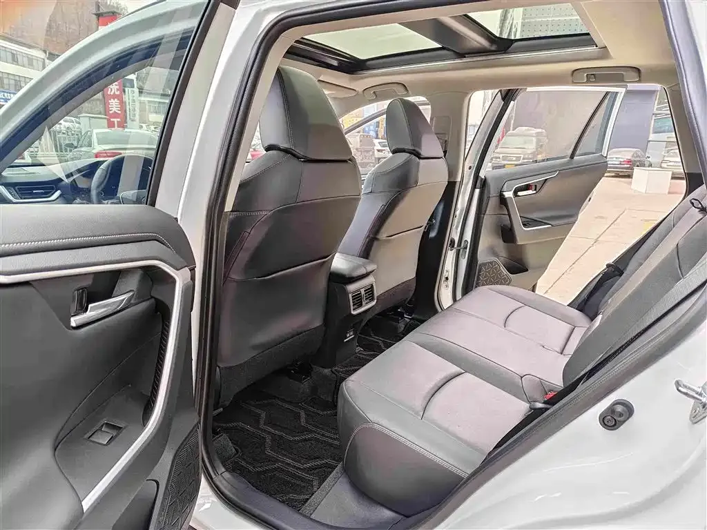 Toyota RAV4 — фото 6