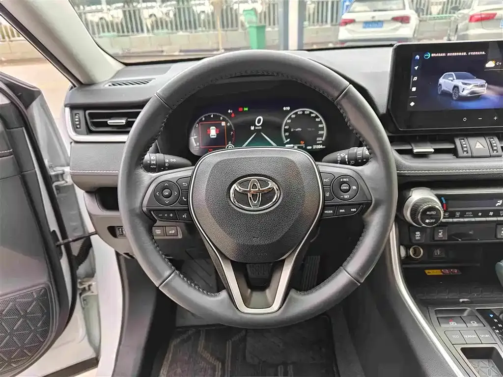 Toyota RAV4 — фото 5