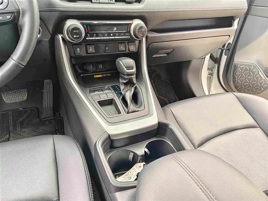 Toyota RAV4 — фото 10