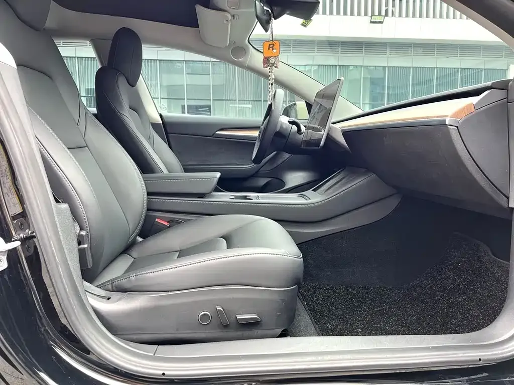 Tesla Model 3 — фото 4
