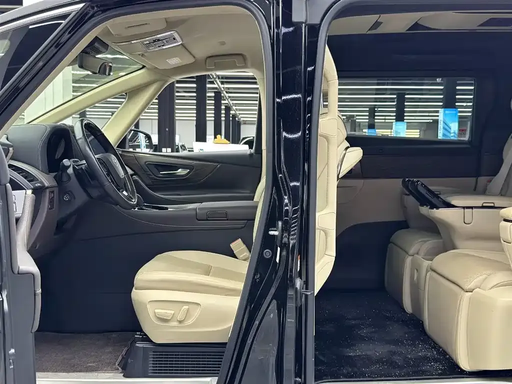 Toyota Alphard — фото 9