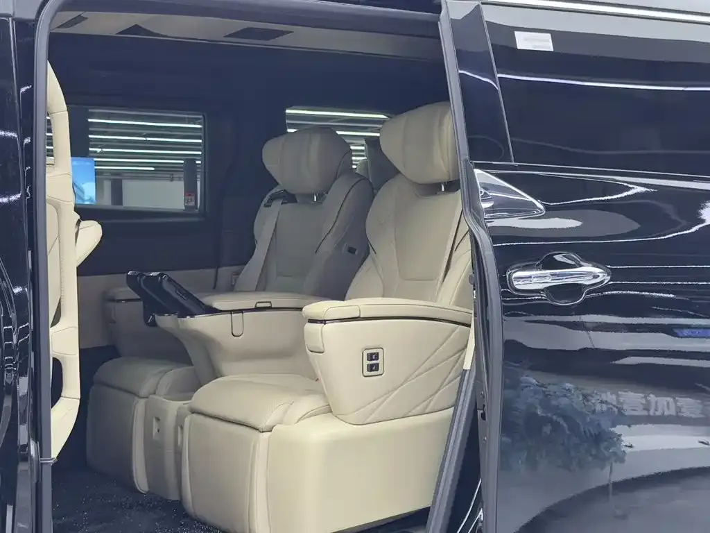 Toyota Alphard — фото 10