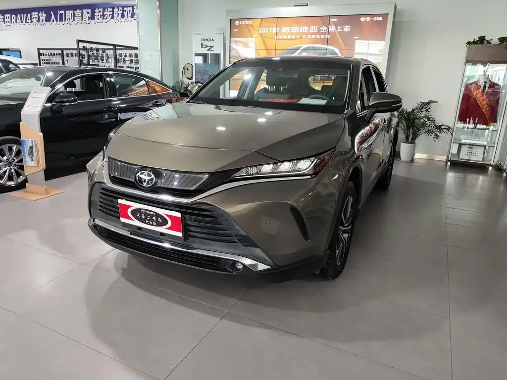 Toyota Harrier — фото 1