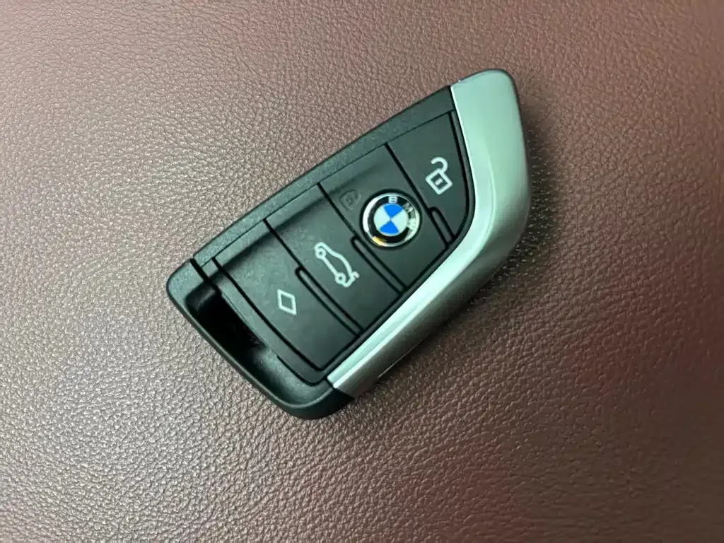 BMW iX3 — фото 10