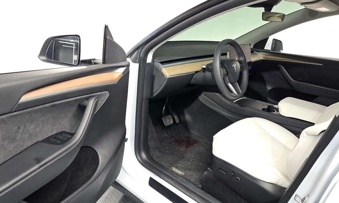 Tesla Model Y — фото 10