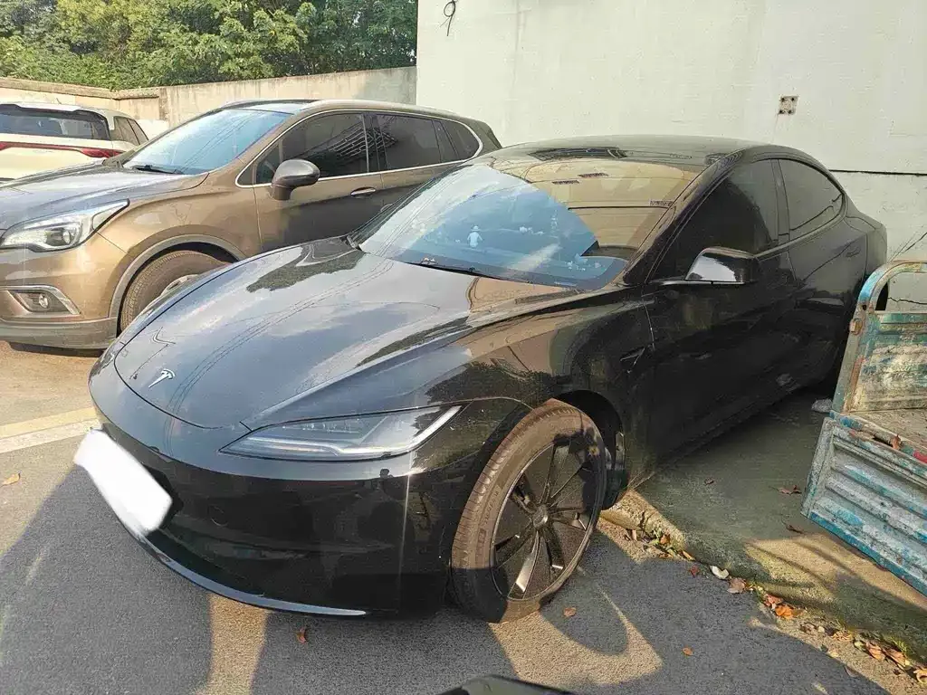 Tesla Model 3 — фото 1