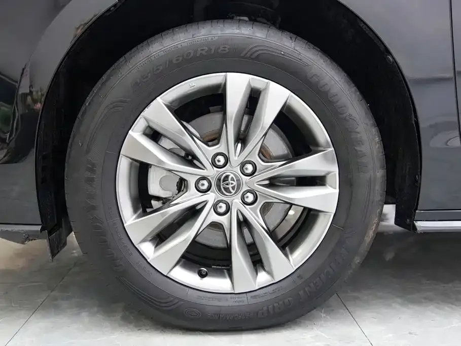 Toyota Sienna — фото 8