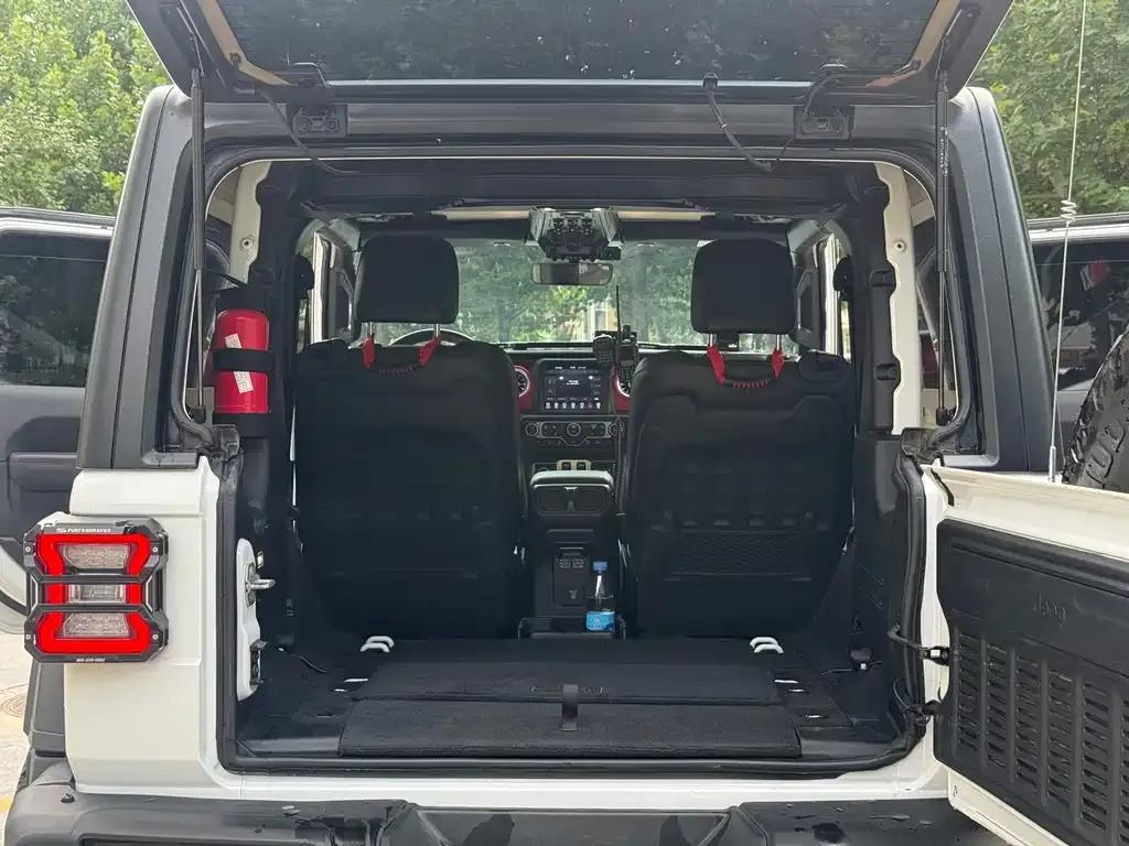 Jeep Wrangler — фото 9
