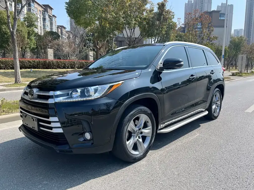 Toyota Highlander — фото 1