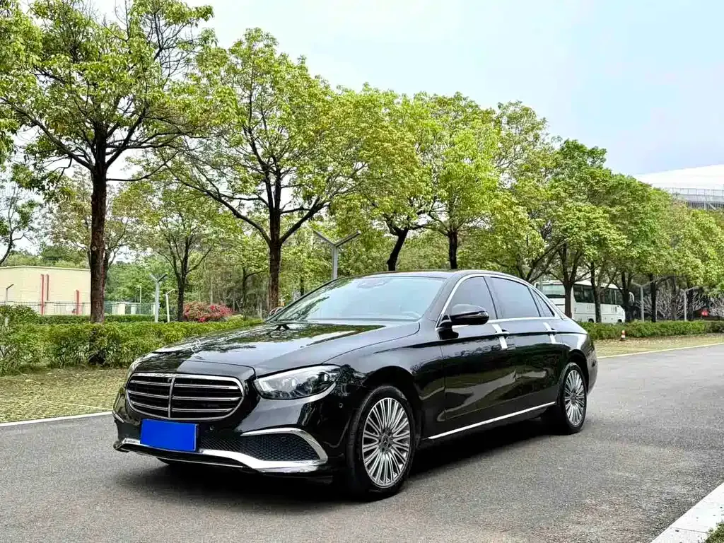 Mercedes-Benz E-Class — фото 1