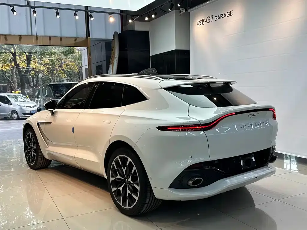 Aston Martin DBX — фото 5