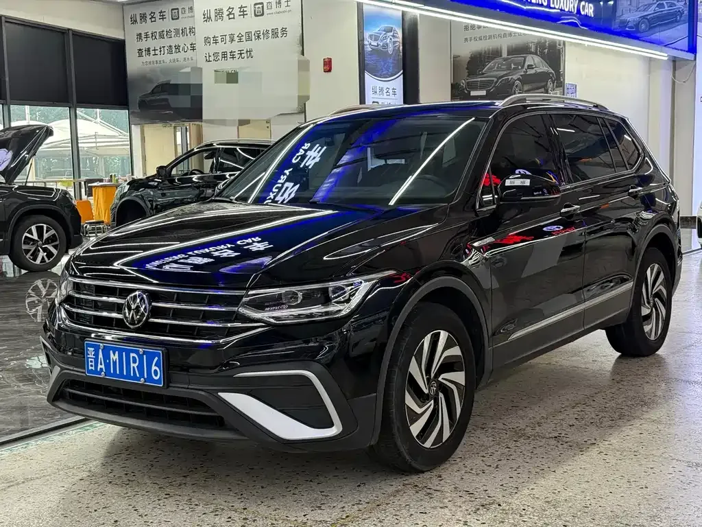 Volkswagen Tiguan L — фото 1