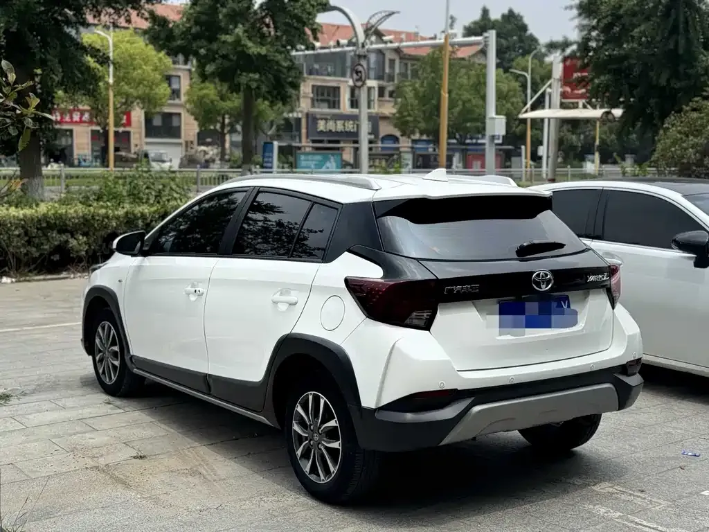 Toyota Yaris L — фото 10