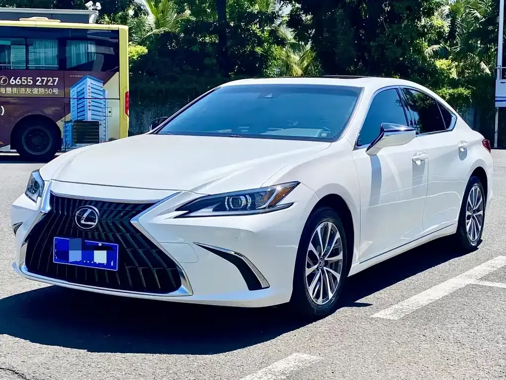 Lexus ES — фото 1