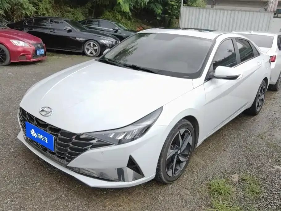 Hyundai Elantra — фото 1