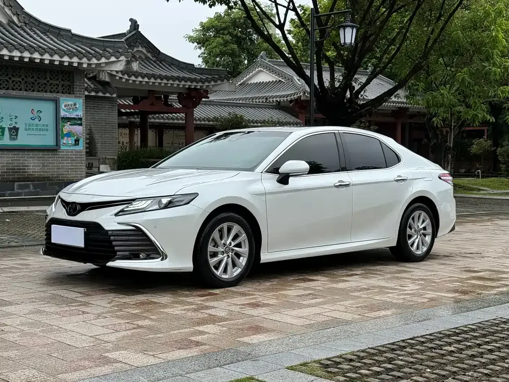Toyota Camry — фото 1