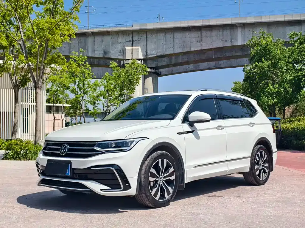 Volkswagen Tiguan L — фото 1