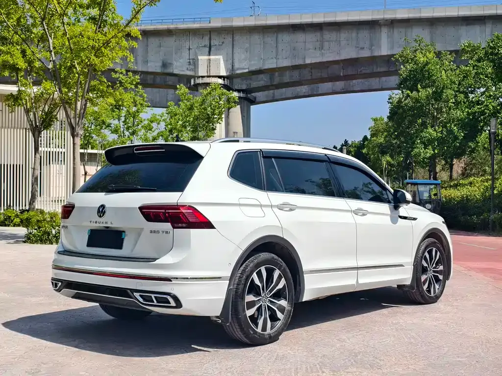Volkswagen Tiguan L — фото 10