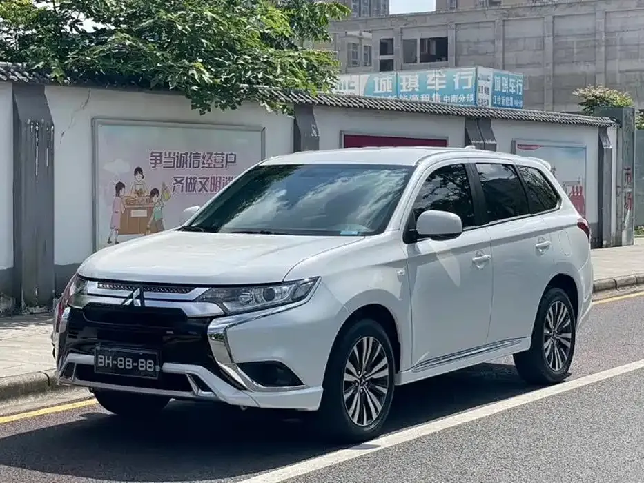 Mitsubishi Outlander — фото 1
