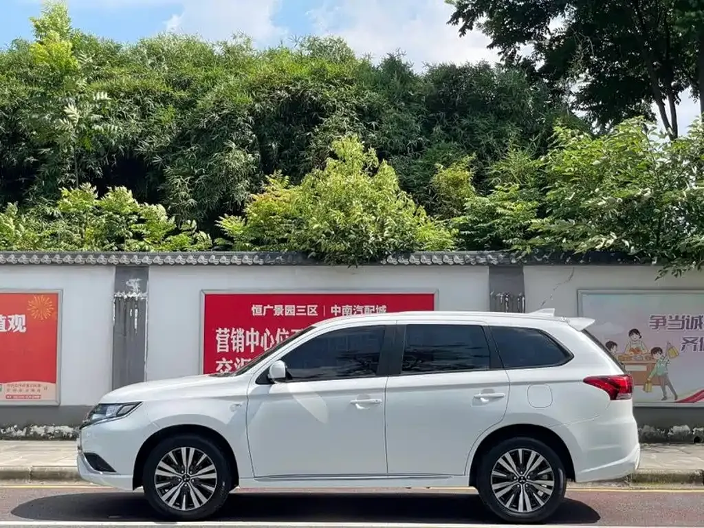 Mitsubishi Outlander — фото 9