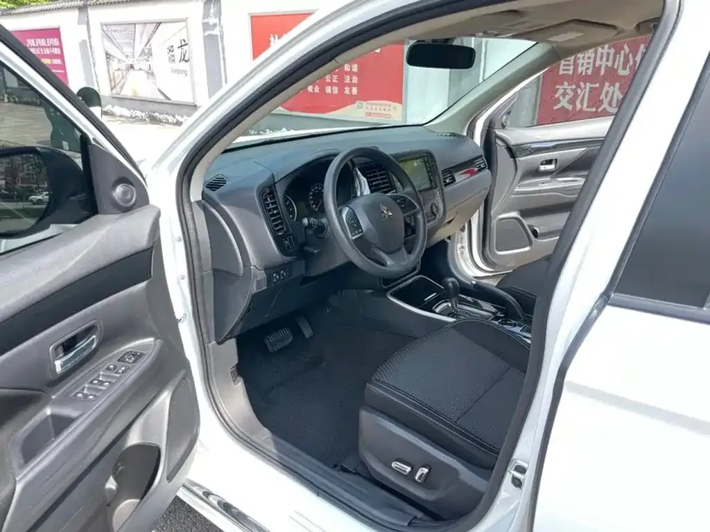 Mitsubishi Outlander — фото 7