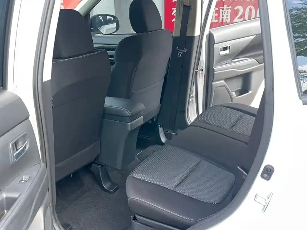 Mitsubishi Outlander — фото 2