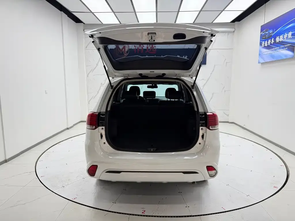 Mitsubishi Outlander — фото 10