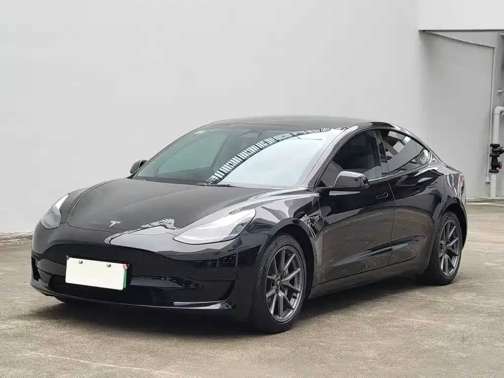 Tesla Model 3 — фото 1